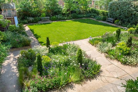 10 ways to a great-looking, low maintenance garden / RHS Gardening Large Gardens Low Maintenance, Medium Sized Garden Design, Medium Sized Garden Ideas, Large Low Maintenance Garden Ideas, Low Maintenance Large Garden Ideas, Low Maintenance Garden Borders, Large Front Garden Ideas Uk, Medium Size Garden Design, Easy Maintenance Garden Ideas