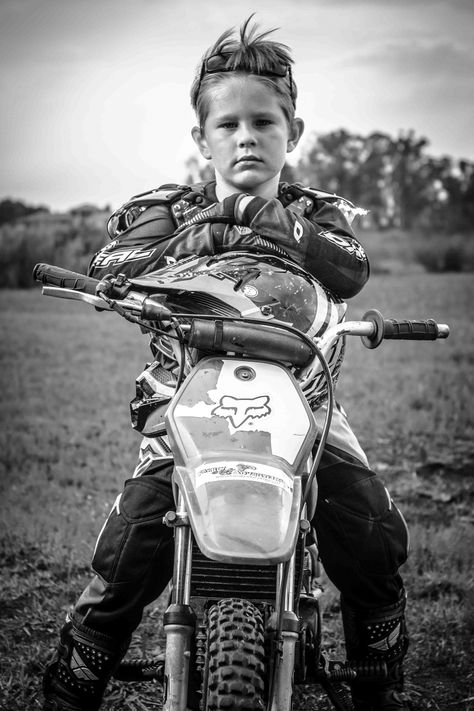 Serious helmet rest #motocross #bike portrait Dirt Bike Photography, Dirt Bike Bedroom, Bike Portrait, Dirt Bike Couple, Pink Dirt Bike, Dirt Bike Tattoo, Motocross Photography, Dirt Bike Room, Dirt Bike Quotes