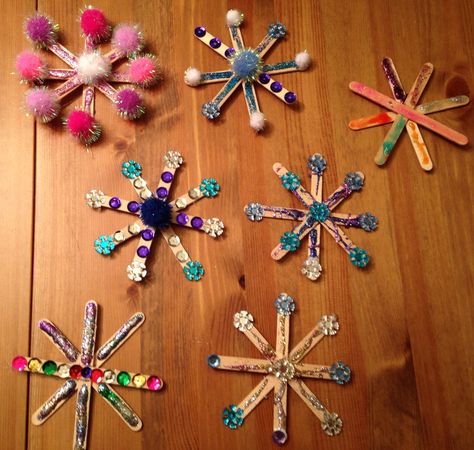 Popsicle Stick Snowflake, Diy Snowflake, Frozen Crafts, Winter Crafts Preschool, Snowflake Craft, Popsicle Stick Crafts, Popsicle Stick, Frozen Party, Snowflake Ornaments