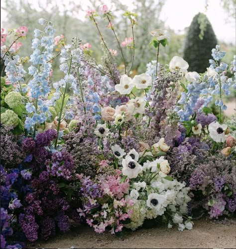 Lilac Floral Arrangements Wedding, Purple Floral Arrangements Wedding, Purple And Blue Floral Arrangements, Wild Flowers Centerpieces, Blue And Purple Flower Arrangements, Minimalist Bouquet Wedding, Lupine Wedding, Purple Wedding Aesthetic, English Garden Wedding Flowers