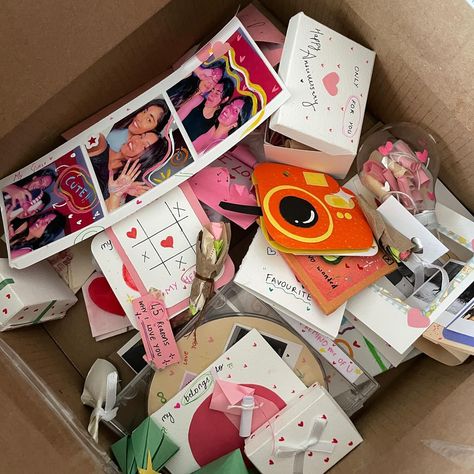 A box full of love ❤️ Handmade gifts>>>> Cute Box For Gifts, Cute Birthday Box Ideas, Gifts To Gift Your Best Friend, Gift Ideas With Pictures Diy, Cute Gift Box Diy, Gifts Of Love, Friends Present Ideas, Handmade Gift Aesthetic, Best Friend Handmade Gifts