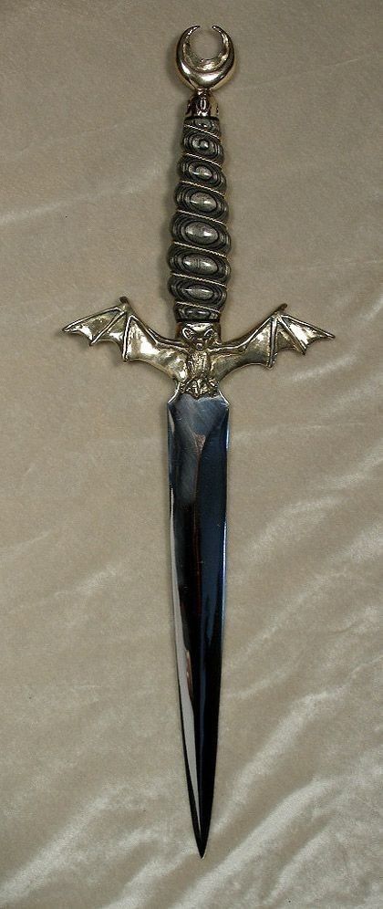 Paradis Sombre, Fantasy Dagger, Knife Aesthetic, Pretty Knives, Dagger Knife, Cool Swords, Kill Bill, Knife Collection, Cool Knives