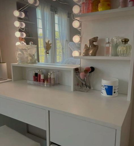 Vanity inspo💗 Room Inspo With Desk, Vanity Against Window, Dorm Room Vanity Ideas, Makeup Vanity Ideas Bedroom, Vanity Desk Ideas Bedroom, Vanity Ideas Organization, Preppy Vanity Ideas, Vanity Aesthetic Bedroom, Vanity Organization Ideas Bedroom