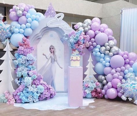 Event Signage ➕Stationery on Instagram: "Eva’s Third Frozen Themed Party 🌸❄️❄️❄️ Concept / design / props / florals / styling @momentsandmemoriesmelb Balloons @readytopartea Cutouts and floor mat @paper_nco #momentsandmemories#melbourne #prophiremelbourne #melbourneeventstylist #melbournevenues #elsafrozen #girlsbirthday #partyinspiration#frozen #girlbabyshower#melbournecakes#melbourneprophire#melbournebackdrops#pascoevale #fauxflorals #cakesmelbourne #melbournefauxflowers #girlsbirthday # Frozen Party Backdrop, Frozen Theme Party Decorations, Frozen Birthday Decorations, Frozen Balloons, Frozen Birthday Party Decorations, Party Concept, Elsa Birthday Party, Frozen Decorations, Princess Balloons