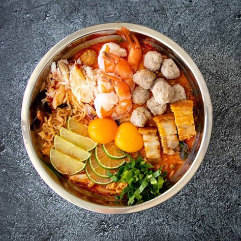 Viral Tom Yum Instant Noodles (Mama Jeh O) Mama Noodles, Hot Thai Kitchen, Thai Soup Recipes, Tom Yum Noodles, Easy Thai Recipes, Chinese Bbq Pork, Thai Kitchen, Crispy Pork Belly, Pork Meatballs