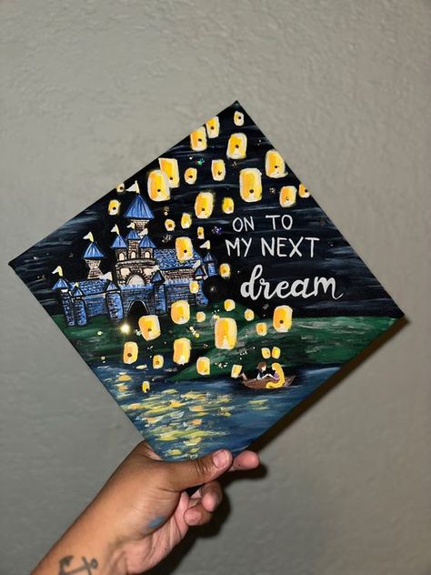 25 Insanely Creative Graduation Cap Ideas To Recreate Senior Year Diy, Creative Graduation Caps, Graduation Boards, Graduation Cap Ideas, College Grad Cap Ideas, Grad Cap Decorated, Graduation Cap Decoration Diy, High School Graduation Cap, College Graduation Cap Decoration