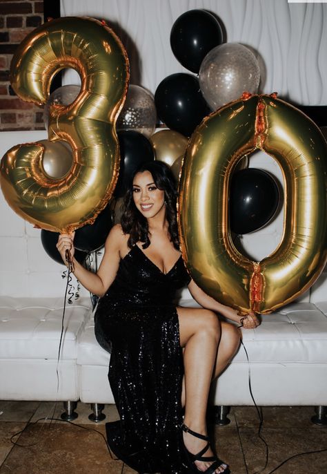 Photoshoot With Number Balloons, Black And Gold Photoshoot, Black 30th Birthday Photoshoot, Number Balloons Photoshoot, 50th Birthday Celebration Ideas, 30th Birthday Ideas For Women, Gold Number Balloons, 30th Bday Party, Cute Birthday Pictures