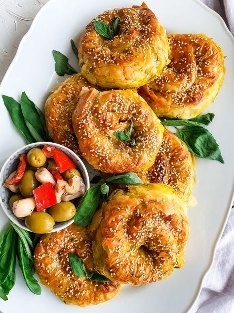 Turkish Pastry Recipes, Turkish Appetizers, Spinach Pastry, Turkish Pastry, Borek Recipe, Savoury Pies, Savoury Snacks, Lebanese Cuisine, Spinach Pie