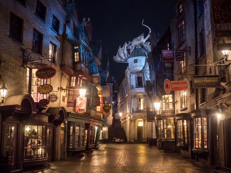 Harry Potter Decor Ideas, Harry Potter Park, Hogwarts University, Harry Potter Decor, Hogwarts Aesthetic, Diagon Alley, Pc Wallpaper, Shop Fronts, Frozen Disney