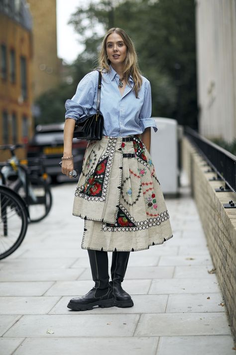 London Fashion Week Street Style, Blogger Street Style, Upgrade Your Wardrobe, Nyfw Street Style, Skirt Trends, Layered Fashion, London Street Style, Street Style Trends, London Street