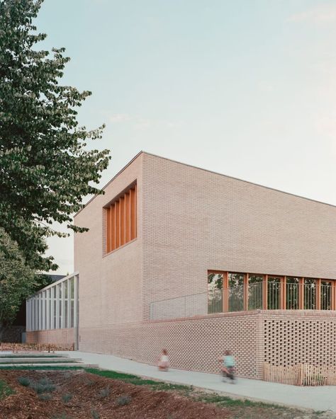 RAUM, Charles Bouchaïb · Alice Guy School · Divisare Natural Building Materials, Brick By Brick, Multipurpose Hall, Brick Masonry, Brick And Wood, Brick Architecture, Canopy Design, Cultural Architecture, Architecture Awards