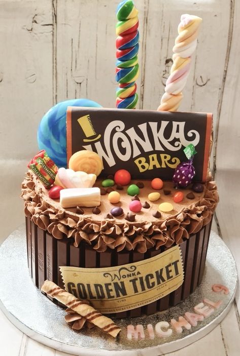 This is too gorgeous! Love the bars and candies here! And of course, the golden ticket! Amazing work @Wendys Buttercream Bakes⁠ .⁠ .⁠ .⁠ #instagramcakes #willywonkacake #cake #cakes #personalizedcake #customcake #cakefordays #cakeoftheday #cakedecorator #cakedesigner #cakeboss #cakesofinstagram #cakestagram #instacake #photocake #cakedecorating #edibleimagecakes #edibleart #alledible #ediblephotos Willy Wonka Cake Ideas, Wonka Birthday Cake, Willy Wonka Birthday Cake, Willy Wonka Cake, Wonka Cake, Chocolate Factory Party, Wonka Party, Willy Wonka Party, Kit Kat Cake