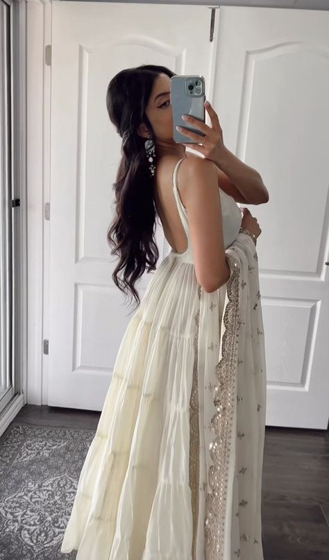 Trendy Outfits Indian, Diwali Outfits, Fancy Sarees Party Wear, Traditional Indian Dress, Casual Indian Fashion, Desi Fashion Casual, Indian Dresses Traditional, Traditional Indian Outfits, Designer Dresses Casual