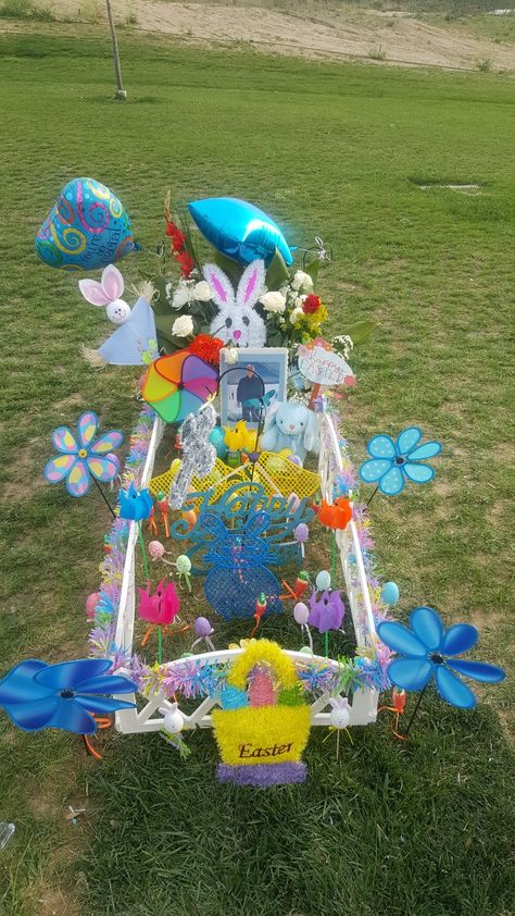 Dads Grave Decorations, Holiday Grave Decorations, Easter Grave Decorations, Grave Decorations Cemetery Ideas Diy, Grave Sites Ideas, Grave Ideas Cemetery Decoration, Gravesite Decorations Diy, Decorating Grave Sites Ideas, Cemetary Ideas