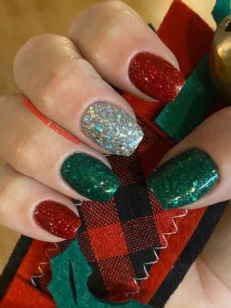 Holiday Nail Designs, Christmas Nails Easy, Christmas Gel Nails, Christmas Nail Art Designs, Cute Gel Nails, Christmas Nails Acrylic, Xmas Nails, Dipped Nails, Christmas Nail Designs