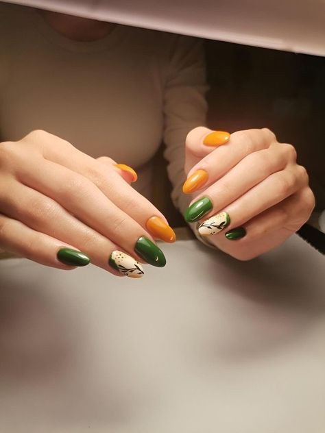 Almond Nail Fall 20 Ideas: Embrace the Season with Stunning Nail Designs - women-club.online Orange And Green Nail Art, Dark Green And Orange Nails, Green And Orange Nails Fall, Green And Orange Nail Designs, Orange And Green Nail Designs, Nails Green Orange, Green Orange Nails, Autumn Nails Green, Orange Green Nails