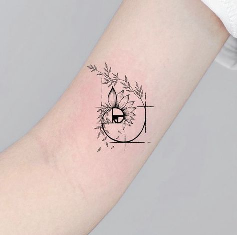 Tattoo Golden Ratio, Golden Spiral Tattoo, Fibonacci Spiral Tattoo, Golden Ratio Tattoo, Fibonacci Tattoo, Tattoo Fixes, Tattoo Meaningful, Spiral Tattoos, Tattoo Tiny