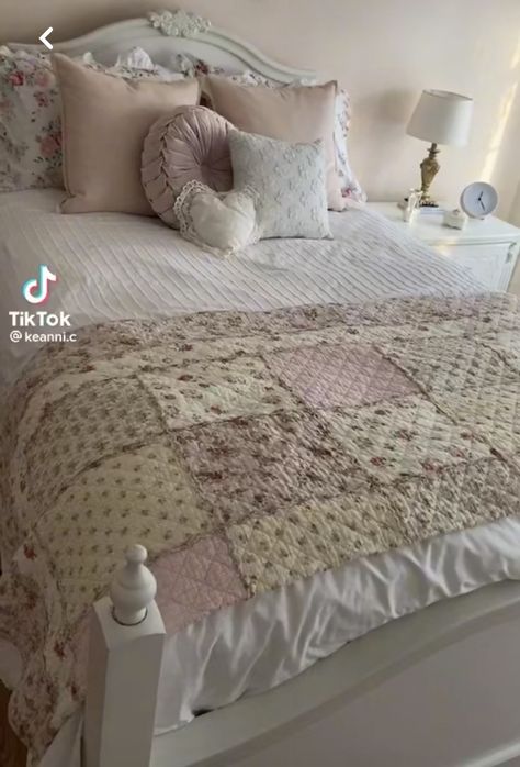 Coquette Quilt, Coquette Dorm, Quilt Aesthetic, Small Bedroom Inspiration, Pink Quilt, Bedroom Cozy, Shabby Chic Room, College Apartment Decor, Cozy Room Decor