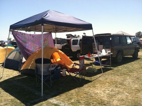 Coachella Car-Camping - use sheets or shower curtains for privacy, protection from sun or rain & quick set up! Coachella Car Camping, Car Camping Setup, Coachella Camping, Camping Setup, Car Tent Camping, Camping 101, Camping Guide, Festival Camping, Camping Checklist