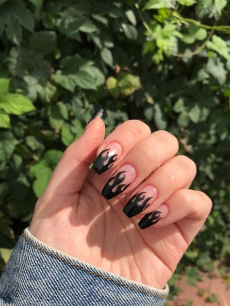 Black Fire Nails Designs, Black Nails Fire, Fire Nails Short, Nails Fire Design, Egirl Nails Ideas, Black Fire Nails, Egirl Nails, Nailart Black, Dragon Nails