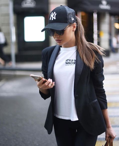 ❤️ New Era Cap Outfit Woman Style, New Era Hat Outfit Women, New Era Cap Outfit Woman, New Era Outfit, Trendy Mom Outfits, Outfit Ideas Fashion, Cap Outfit, 50th Clothing, Berlin Fashion Week