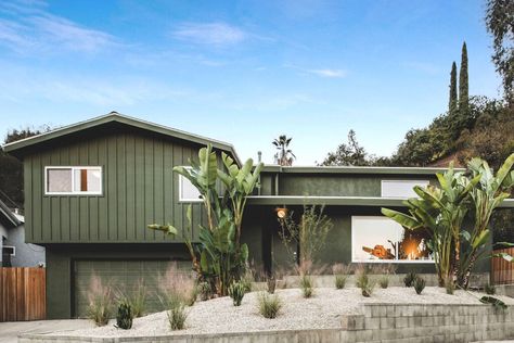 Midcentury Ranch House, Split Level Exterior, Mid Century Modern House Exterior, Green House Exterior, Split Level Remodel, Mid Century Modern Exterior, Mid Century Exterior, Mcm House, Split Level House