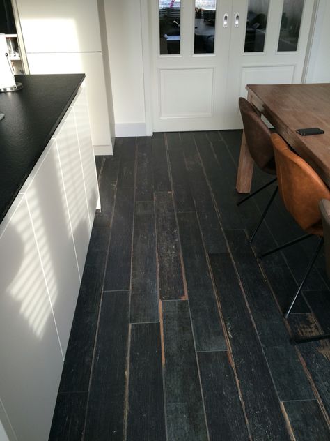 Blendart dark van Sant'agostino Japan Black Floorboards, Black Painted Floors Wood, Dark Painted Wood Floors, Black Flooring Ideas, Black Painted Floors, Black Floorboards, Black Wooden Floor, Black Hardwood Floors, Black Floors