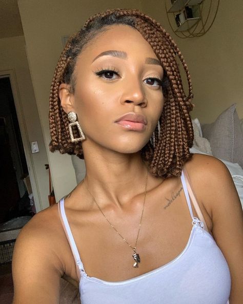 From the braided bob to shaved sides, afro hair experts predict 2020's biggest hair trends. Hairstyles To Do With Knotless, Box Braids Bob, Tan Skin Blonde Hair, Bob Braids Hairstyles, Gorgeous Braids, Bob Braids, Short Braids, Box Braids Styling, Braids With Beads