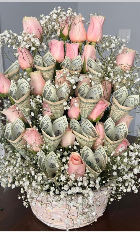 Gifts Bouquet, Roses Arrangements, Bouquet Box, Money Flowers, Gift Baskets For Women, Gift Bouquet, Flowers Gifts, Flower Arrangements Diy, Floral Gifts