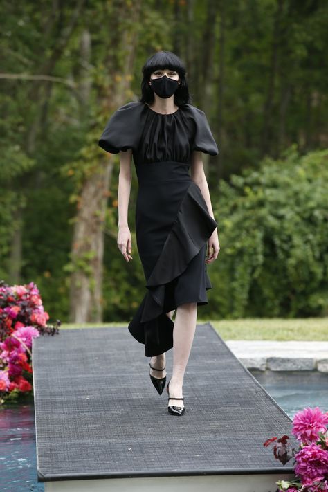 Christian Siriano's Spring 2021 Runway Show Was at His House Black Puff Sleeve Dress, Nyfw Runway, Puff Sleeve Dress, Christian Siriano, Puffed Sleeves Dress, Fantasy Fashion, Vogue Paris, Primavera Estate, New York Fashion