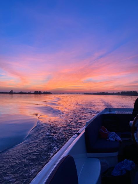 Playlist Covers Summer, Boat Sunset Aesthetic, Boat Sunset, Gods Art, Playlist Covers Photos, Water Sunset, Summer Boat, Boat Wallpaper, Pretty Skies