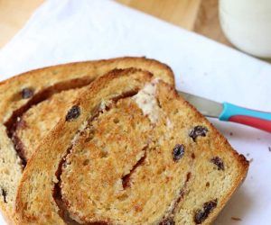 Homemade Cinnamon Raisin Bread, Raisin Bread Recipe, Cinnamon Raisin Bread Recipe, Fruit Breads, Best Biscuits, Diy Cinnamon, Cinnamon Roll Recipe Homemade, Bakery Cookies, Cinnamon Roll Recipe