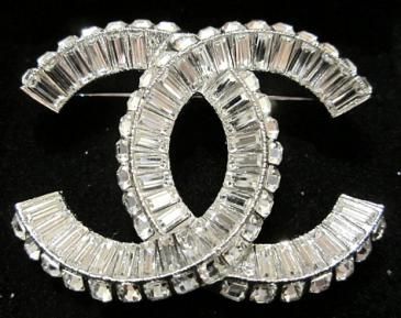 Chanel Crystal Pin 2014 CC Logo Silver Brooch Large New Authentic Chanel Pins, Chanel Lover, Chanel Boutique, Chanel Brooch, Chanel Collection, Crystal Fashion, Chanel Jewelry, Crystal Brooch, Silver Brooch