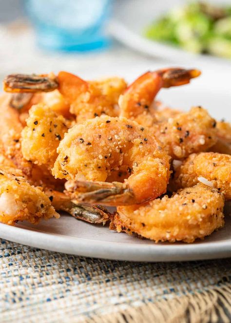 Fried shrimp with a perfectly crisp breading can be made in your own kitchen. This recipe gives it a grown up kick with sambal oelek sauce. Spicy Fried Shrimp, Fried Shrimp Recipe, Deep Fried Shrimp, Fried Shrimp Recipes, Shrimp Sushi, Breaded Shrimp, Crispy Shrimp, Shrimp Dinner, Shrimp And Rice