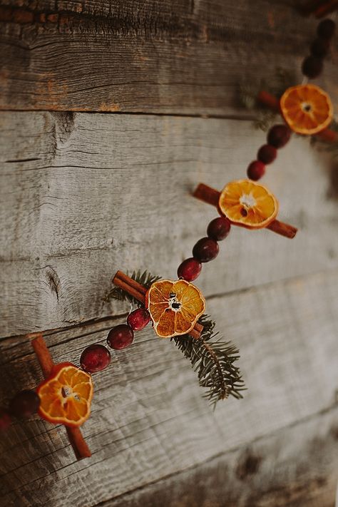 Mustard Christmas Decor, Diy Cranberry Garland, Cranberry Orange Garland, Orange Cranberry Garland, Bathroom Xmas Decor, Cranberry Garland Diy, Orange And Cranberry Garland, Cinnamon Garland, Fruit Mirror