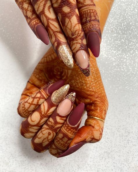 Bridal Nails With Henna, Bridal Nail Art Maroon, Karwachauth Nail Ideas, Nail Art For Bride Perfect Wedding, Nail For Bride Wedding, Mehendi And Nails, Karwa Chauth Nails Design, Wedding Nails Design Indian, Maroon Bridal Nails