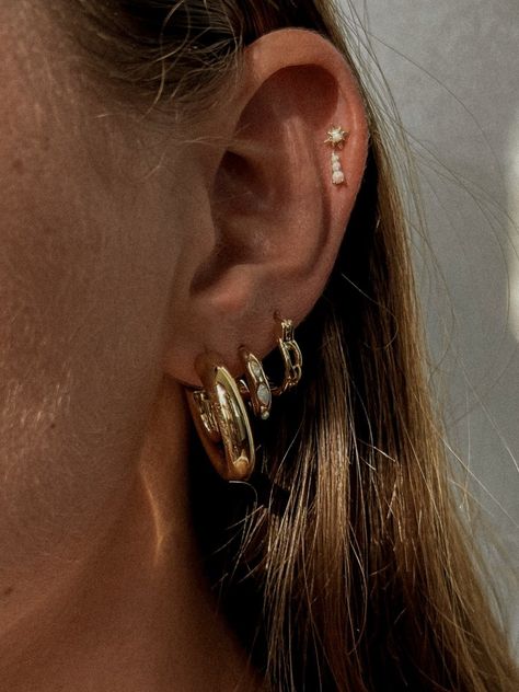 Gold Earring Styling, Triple Earrings Gold, 5 Earrings In One Ear, Gold Earring Jewelry, 3 Love Piercing Ideas, Many Piercings Ear, Gold Hoops Stack, Earrings Aesthetic Triples, Styled Ear Piercings Gold