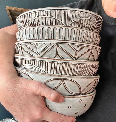 Pottery Carving Ideas Bowls, Carved Pottery Bowls, Carving Pottery Bowl, Carved Pottery Ideas, Pottery Carving Ideas, Carved Pots, Scrafitto Ceramic Bowl, Carved Clay Bowls, Ceramics Bowl