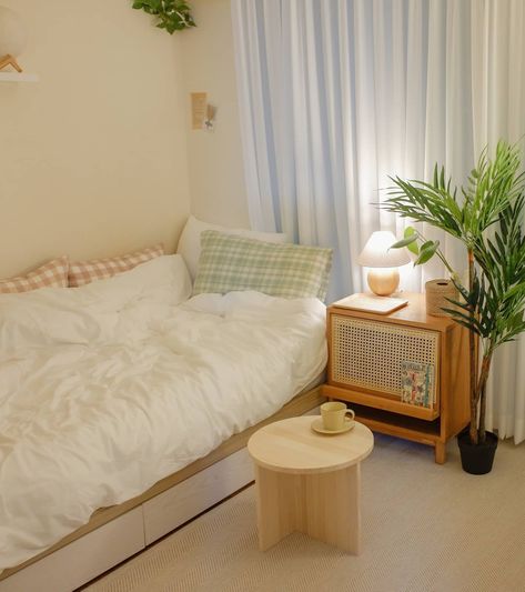 Turn your bedroom into a cozy haven! Mix checkered pillows, wooden furniture, and plants for a warm, aesthetic look. Korea Bedroom Aesthetic, Bedroom Aesthetic Cozy Minimalist, Korea Room Aesthetic, Korean Inspired Bedroom, Bedroom Korea, Kawaii Bed, Bedroom Korean, Beige Decoration, Korean Bedroom