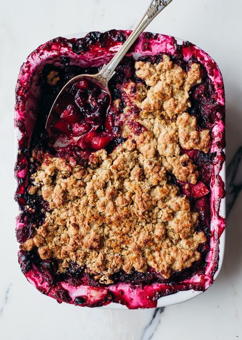 Apple & Berry Crumble With Vegan Custard - So Vegan Plum Crisp, Peach Blueberry Crisp, Apple And Berry Crumble, Crunchy Oatmeal, Mixed Berry Crisp, Mixed Berry Cobbler, Berry Crisp, Blueberry Crisp, Peach Blueberry