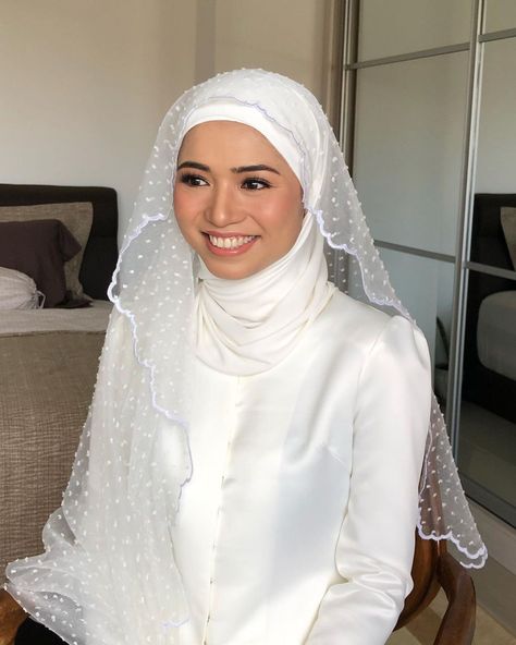 @titibeauty_ on Instagram: “Gotta admit iphone + good lighting makes a bomb picture 😍🥰 not using led light for this pic 🤭” Bride Makeup Natural, Malay Wedding Dress, Wedding Hijab Styles, Asian Bridal Wear, Simple Wedding Makeup, Eastern Dresses, Nikah Dress, Bride Dress Simple, Good Lighting