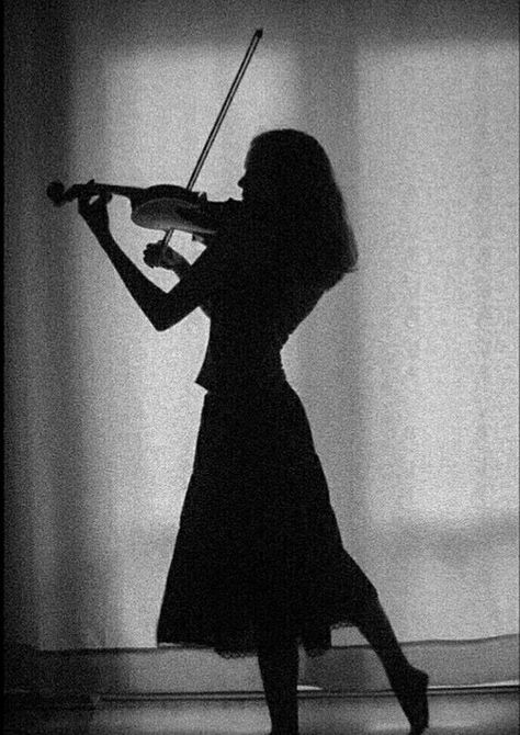 Female Violinist Aesthetic, Girl Playing Violin Aesthetic, Violinist Aesthetic, Violin Soloist, Violinist Photography, Violin Aesthetic, Violin Pics, Girl Playing Violin, Violin Photography