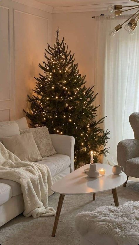 Aesthetic Christmas House Interior, Aesthetic Christmas Decor Living Room, Christmas Aesthetic Neutral, Simple Christmas Aesthetic, Minimalistic Christmas Decor, Natal Aesthetic, Beige Christmas, Cozy Christmas Decor, Neutral Christmas Decor