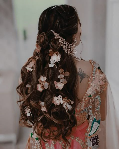 Flowers In Open Hair, Jhumka With Ear Chain Hairstyle, Flower Hairstyles Indian, Mehendi Hair, Function Hairstyles, Haldi Makeup, Flower Mala, Desi Hair, Marriage Girl