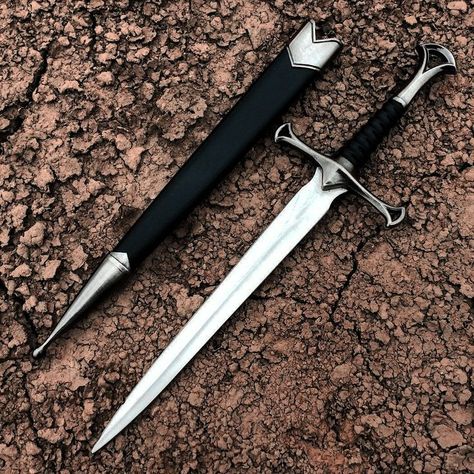 Aedion Ashryver, Fantasy Dagger, Knife Aesthetic, Pretty Knives, German Style, The Pirate King, Dagger Knife, Cool Swords, Cool Knives