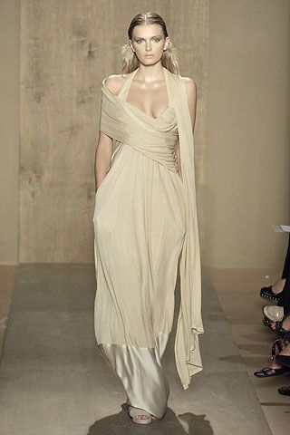 6. spring 2007 collection designer Donna Karen, the dress resembles the draping in the statue. how it clings to the body also shows a resemblance of the statue. Greek Roman Dress, Ancient Roman Inspired Fashion, Roman Dress Modern, Ancient Roman Fashion Women, Roman Toga Woman, Roman Fashion Modern, Roman Inspired Dress, Egypt Fashion Modern, Etruscan Fashion