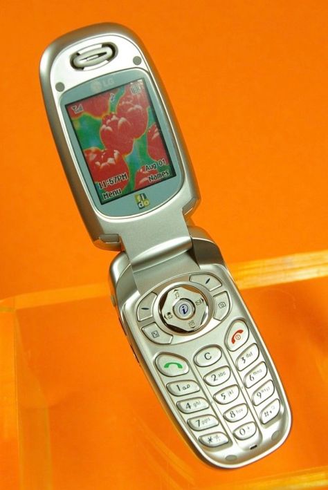 | LG-2000 Flip Phone (2005) Groovy Pictures, Flip Phone Aesthetic, Zine Ideas, 80s Clothes, Aesthetic 2000s, Retro Gadgets, Grunge Nails, Art Apps, Retro Phone