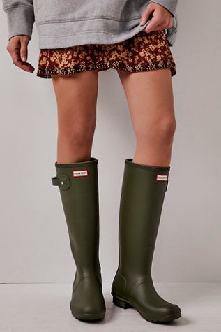 Hunter Wellies | Free People Hunter Boots Outfit Fall, Hunter Rain Boots Outfit, Rain Boot Outfit, Cute Athletic Outfits, Hunter Boots Outfit, Athletic Wear Womens, Hunter Wellies, Hunter Outfit, Fancy Fits