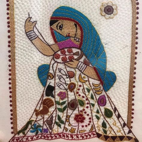 : She : Kantha Of Bengal Embroidery Motifs, Madhubani Embroidery, Kantha Embroidery Motifs Traditional Design, Famous Prints, Diy Embroidery Flowers, Bottle Art Projects, Desi Art, Chic Embroidery, School Decoration