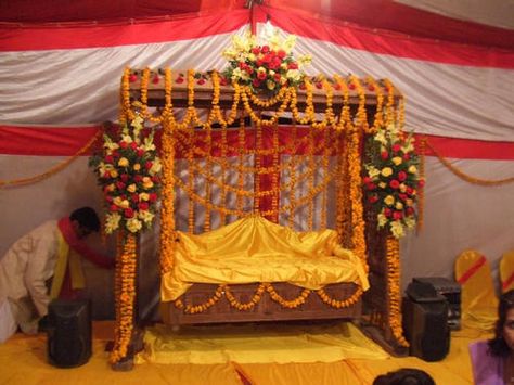 Jhoola Decoration, Mehndi Function Ideas, Jhula Decoration, Mehandi Decor, Farewell Party Decorations, Indian Baby Shower Decorations, Wedding Entry, Indian Baby Showers, Mehndi Function